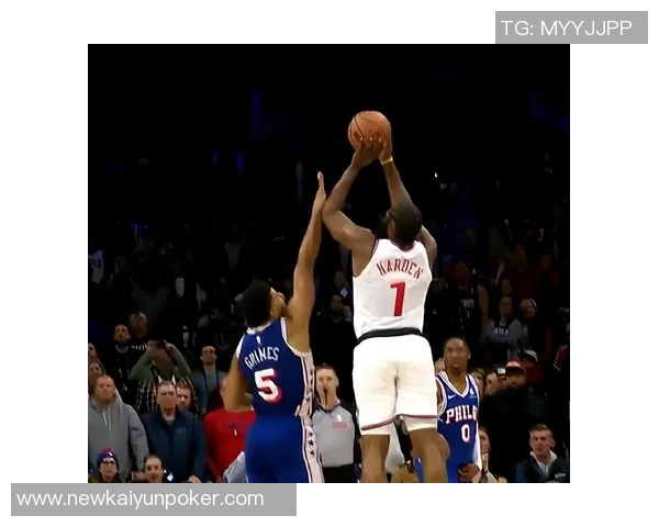 哈登三分首球遭格莱姆斯肘击裁判未作判罚引争议