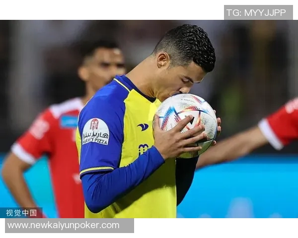 塞梅多传中C罗错失良机做出遗憾手势只差一点就能进球